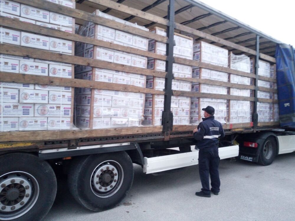 Агенция „Митници“: Митнически служители задържаха заготовки за цигари, укрити в камион с мокри кърпички