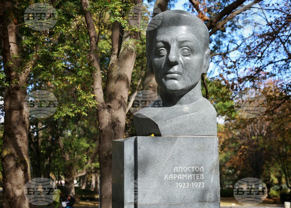 Бургас - Апостол Карамитев - паметник