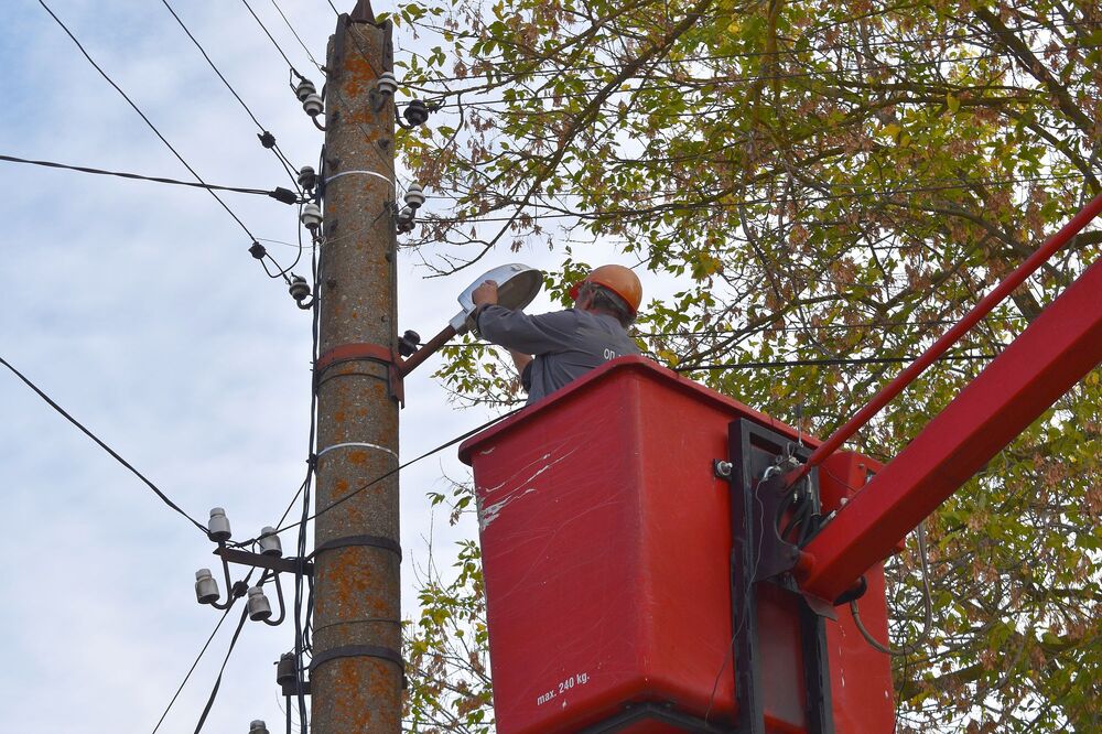 Община Разград започна подмяна на улични лампи в селата, в които осветлението е в най-амортизирано състояние 