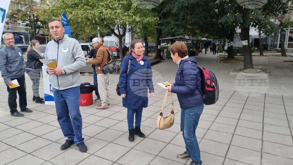 Кандидатът за кмет на Силистра арх. Мария Илчева разговаря с граждани в един от най-оживените квартали на града