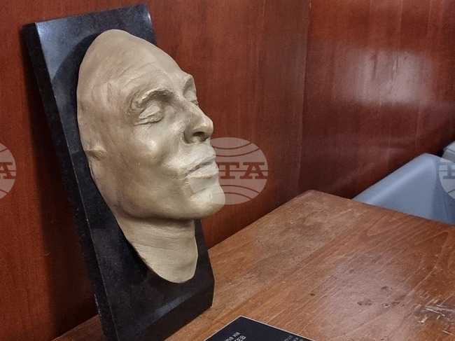 Бургас - Апостол Карамитев - бронзова отливка