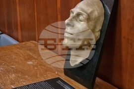 Бургас - Апостол Карамитев - бронзова отливка