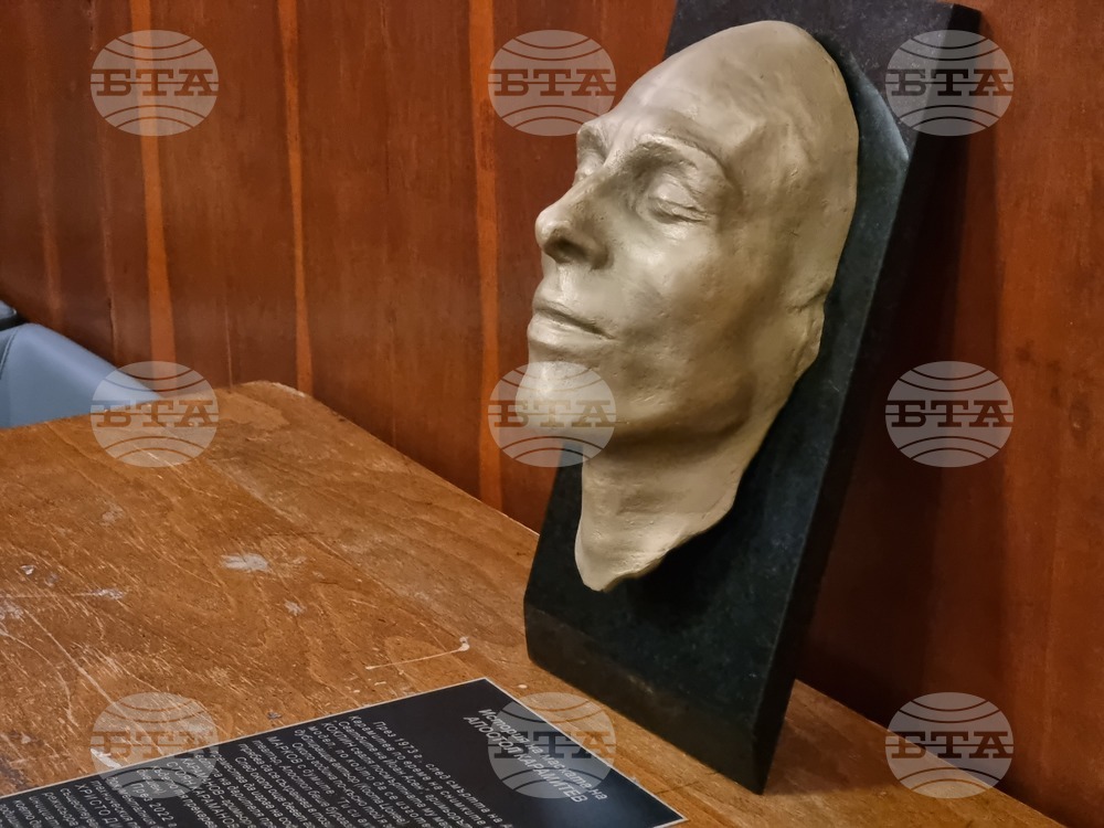 Бургас - Апостол Карамитев - бронзова отливка