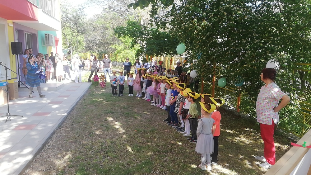 Дни преди старта на „Чист и зелен Благоевград! От нас зависи!“ малчуганите от ДГ №8 „Вечерница“ дадоха добрия пример и почистиха дворното пространство на детското заведение