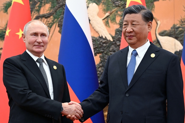 С руския президент Путин до себе си китайският лидер Си Цзинпин очертава своята визия за нов световен ред