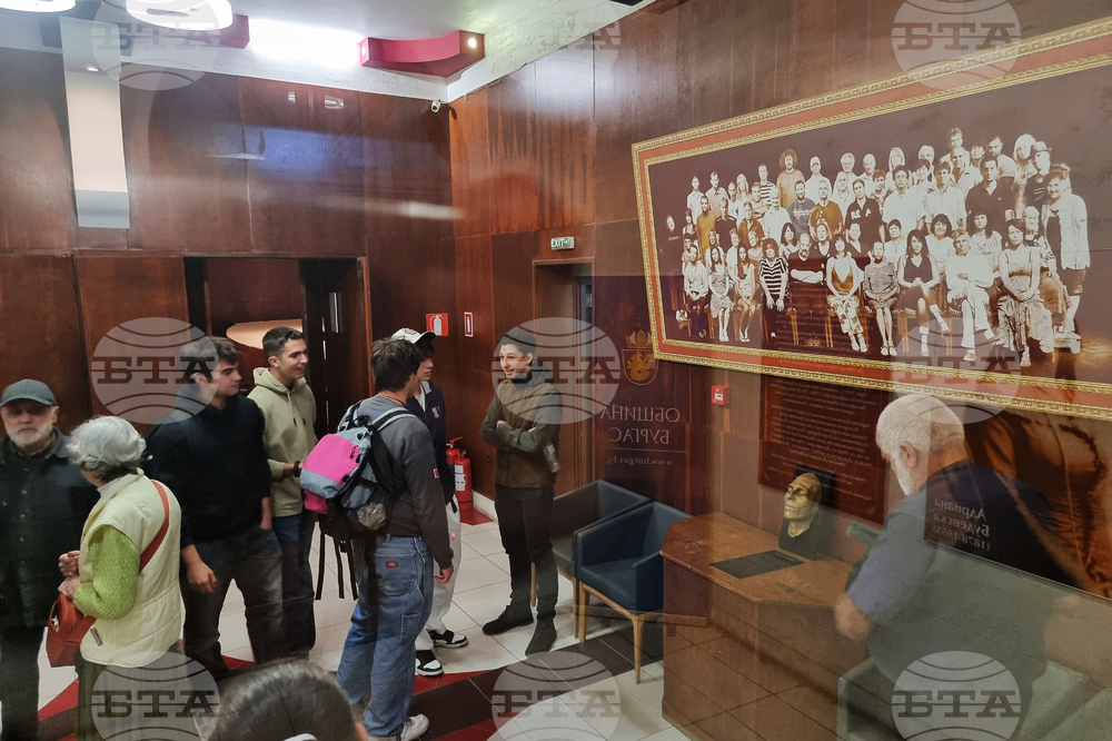 Бургас - Апостол Карамитев - бронзова отливка