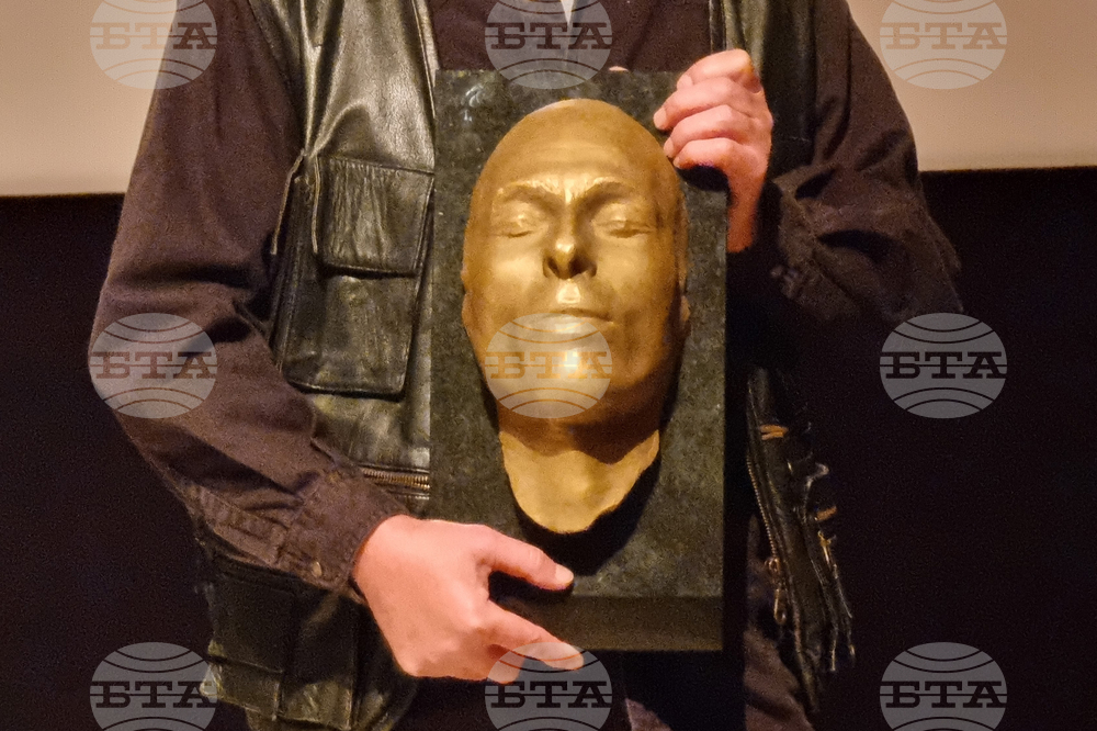 Бургас - Апостол Карамитев - бронзова отливка