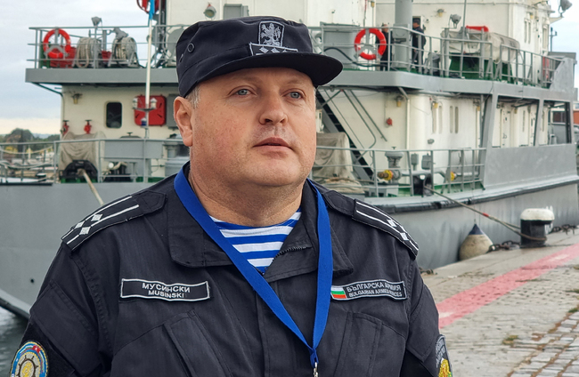 Кораб "горя" на пристанището във Варна в рамките на учението на Военноморските сили "Бриз 2023"
