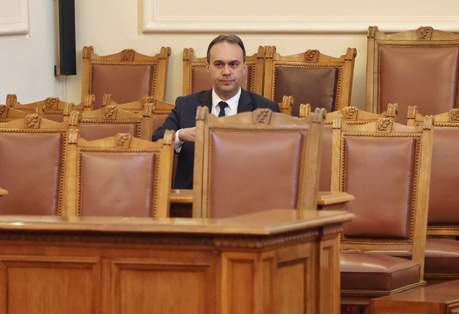 Инвестиционният план на Министерството на отбраната до 2032 г. е изготвен съгласно сроковете, заяви министър Драгомир Заков