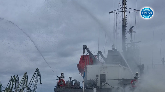 Кораб „горя“ на пристанището във Варна в рамките на учението на Военноморските сили „Бриз 2023“