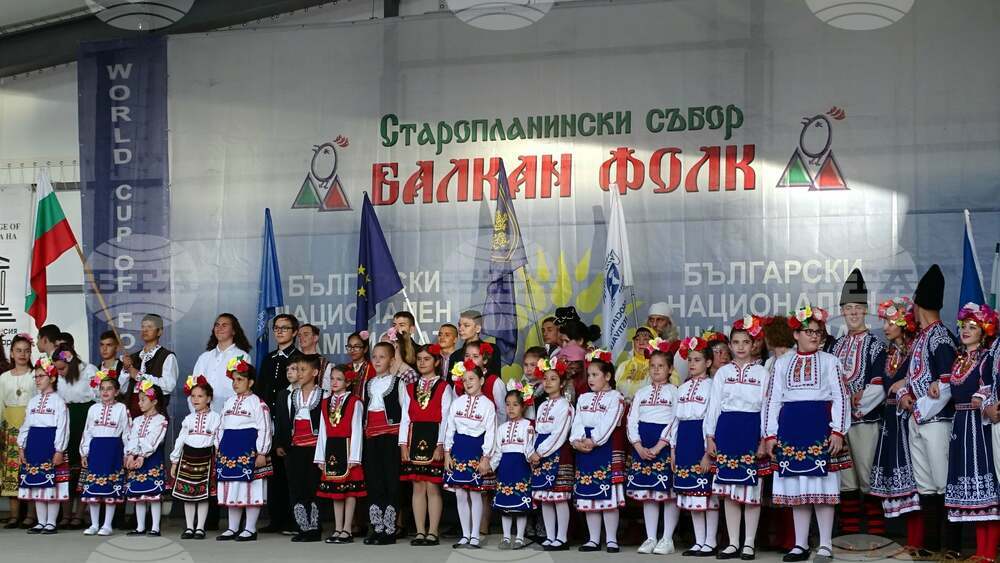 Над 1500 пазители на фолклора представят богатството на народната музика и танци във Велико Търново