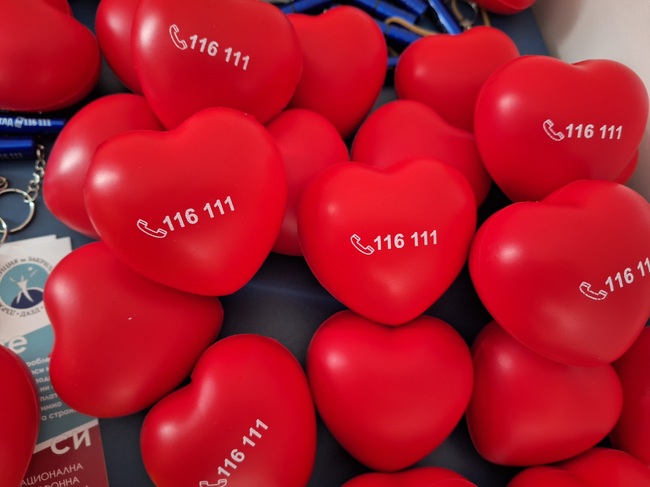 Държавната агенция за закрила на детето представи как работи чат приложението към Националната телефонна линия за деца 116 111 пред осмокласници в София и Габрово 