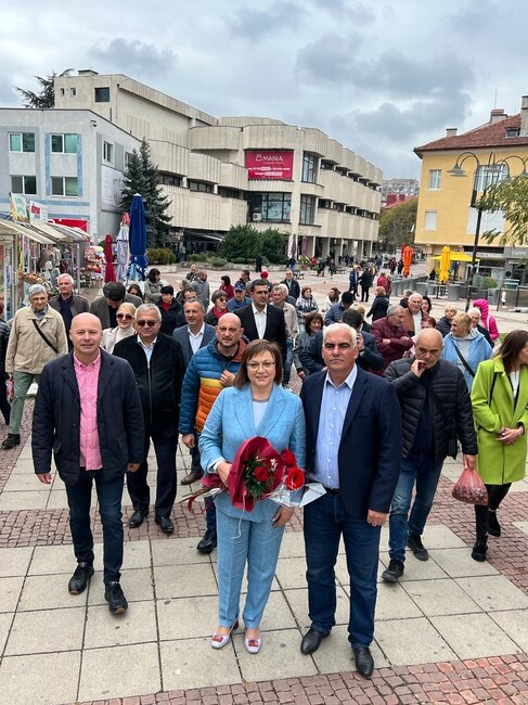 Нинова в Дупница: Правителството незабавно да обяви мерки за справяне с покачващите се цени