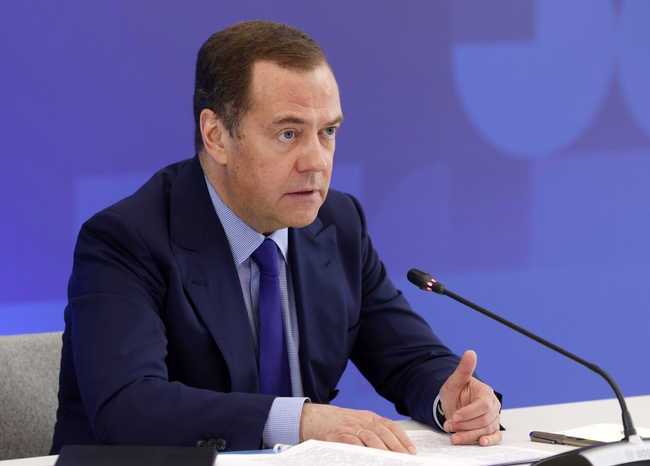 Бившият руски президент Медведев каза, че оръжейните доставки за Украйна създават заплаха от глобална ядрена катастрофа