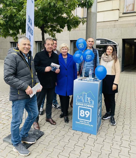 НДСВ: Маноела Георгиева се срещна със симпатизанти пред Софийския университет