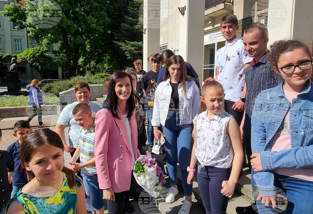 Еврокомисарят Мария Габриел откри изложба на детски компютърни рисунки в Хасково