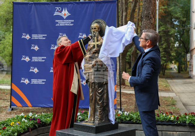 Минно-геоложки университет "Св. Иван Рилски" - патронен празник - монумент на св. Иван Рилски