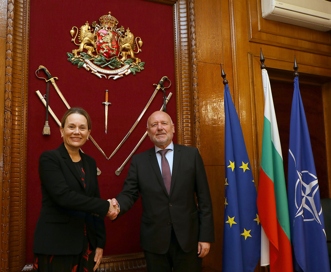 Министърът на отбраната Тодор Тагарев се срещна с постоянния представител на САЩ в НАТО Джулиан Смит