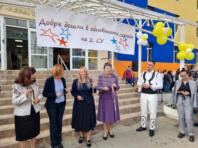Обновена сграда на 2 СУ „Акад. Емилиян Станев“