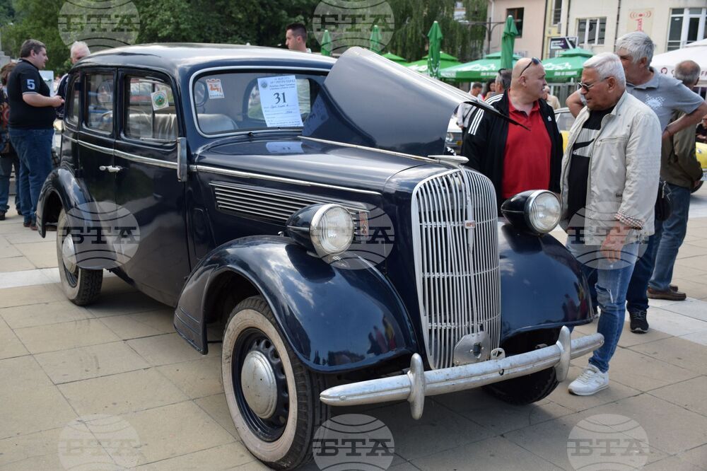 Благоевград - ретро парад - автомобили снимка: Красимир Николов, БТА
