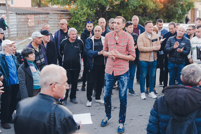 Доказахме, че сме хора, които търсят и намират решения, заявиха кандидатът за кмет на Ямбол Валентин Ревански и екипът му в кв. "Бенковски"