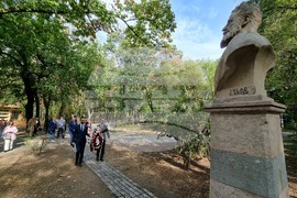 Румъния - Христо Ботев и Васил Левски - паметници - венци