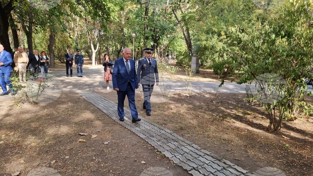 Румъния - Христо Ботев и Васил Левски - паметници - венци