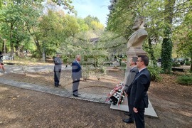 Румъния - Христо Ботев и Васил Левски - паметници - венци