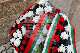 Румъния - Христо Ботев и Васил Левски - паметници - венци