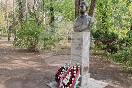 Румъния - Христо Ботев и Васил Левски - паметници - венци