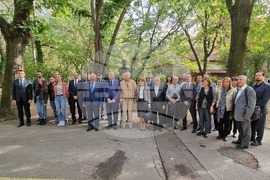 Румъния - Христо Ботев и Васил Левски - паметници - венци