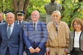 Румъния - Христо Ботев и Васил Левски - паметници - венци