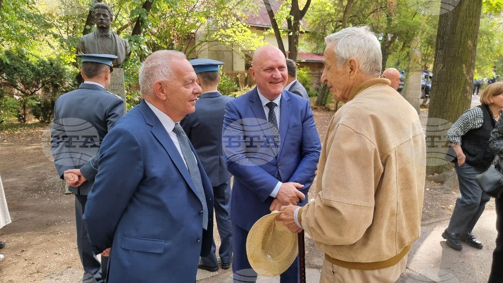 Румъния - Христо Ботев и Васил Левски - паметници - венци