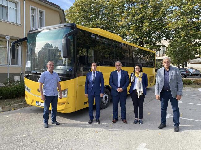 Община Кубрат се сдоби с чисто нов ученически автобус 