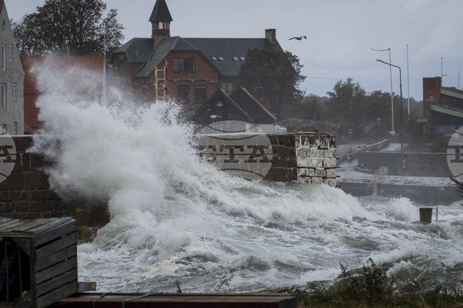 Повреда в подводен кабел остави датския остров Борнхолм без електричество 