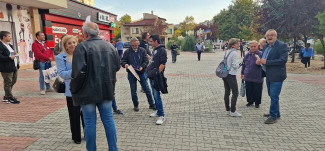 Кандидатът за кмет на Ямбол д-р Георги Стефанов и местния екип на коалиция ПП-ДБ се срещнаха с архитекти и жители на два квартала