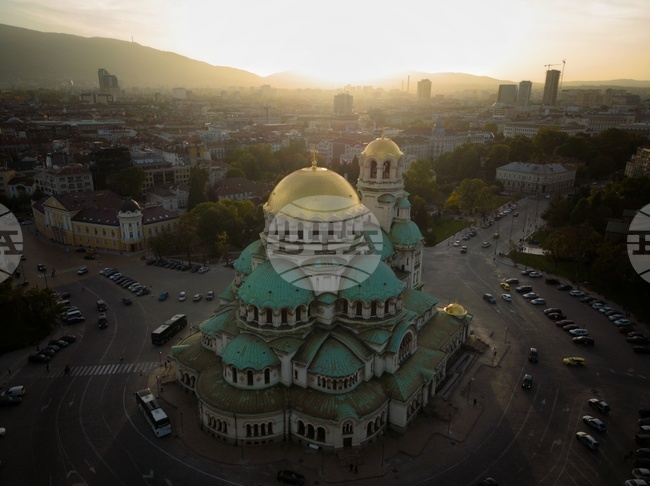 От 1 декември парламентът няма да използва зоната за охрана, обособена на площад „Св. Александър Невски“ към историческата сграда на НС
