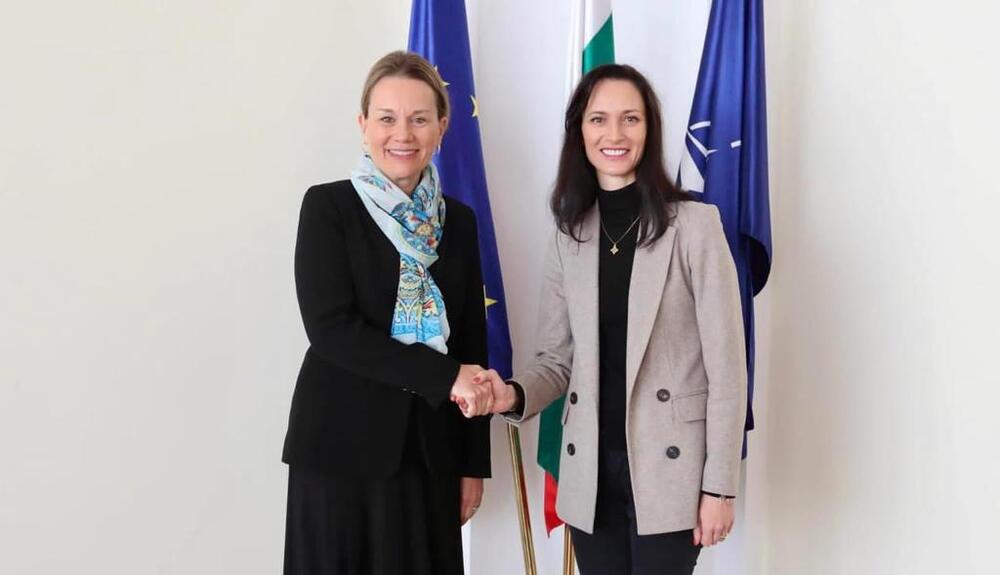 Вицепремиерът и министър на външните работи Мария Габриел на среща с постоянния представител на САЩ в НАТО, посланик Джулиан Смит: България и САЩ са съюзници и стратегически партньори даващи отговори на общи предизвикателства