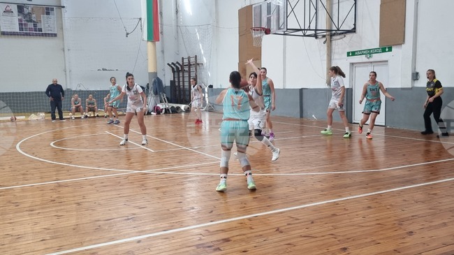 Отборът на Шампион 2006 постигна категоричен успех при гостуването си на Академик (Пловдив) в женското баскетболно първенство