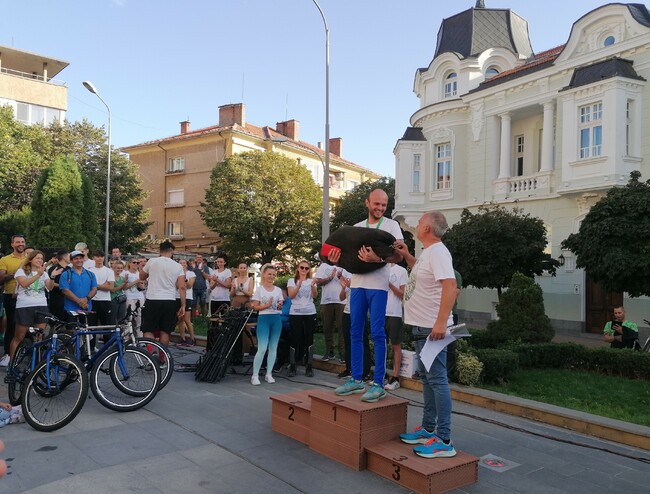 Община Сливен: Победителят в планинския маратон „Хайдушки пътеки“ получи медал, премия и тежка награда – мях с 40 литра вино