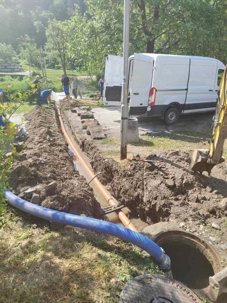 Подпочвени води рушат затворения аквапарк в Благоевград, засегната е и алеята за парк „Бачиново“