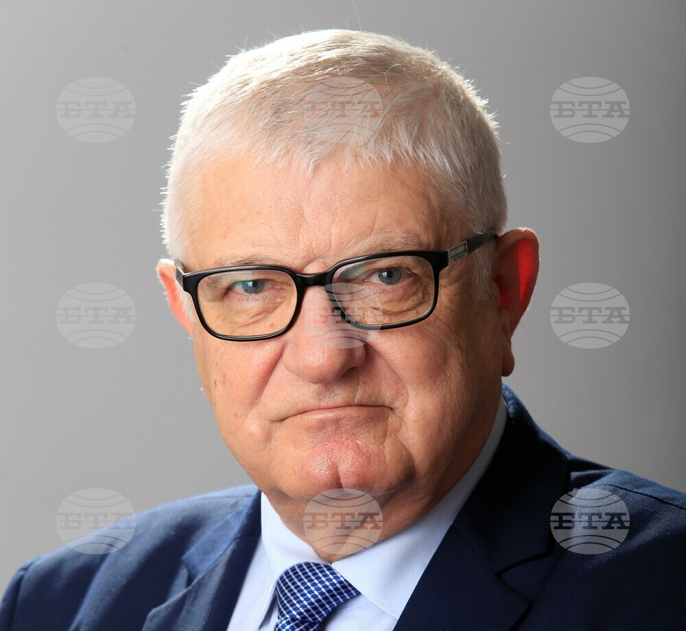 Социалното министерство работи по вариант от 1 юли пенсиите да се вдигнат с 21%, заяви Петър Кънев от „БСП за България“
