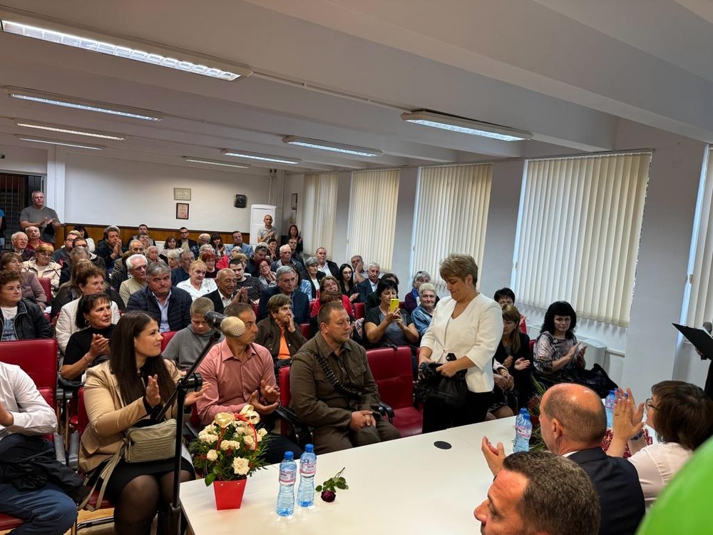 Нинова: Кметът Генов освободи Златица от мафията. Подкрепяме го за втори мандат