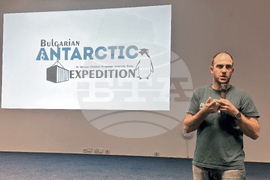 Ахелой - Българският кораб "Св. св. Кирил и Методий" - експедиция "ANTARSUP-23" - нови научни прибори