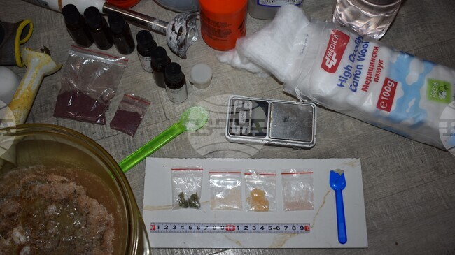 Заради сигнал за конфликт бяха разкрити прекурсори и наркотици при полицейска проверка в Сливен