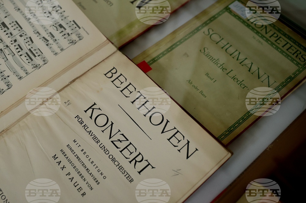 Столична библиотека - "Картини от грамофонните плочи" - изложба