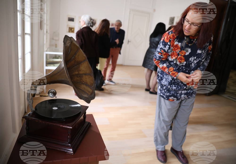 Столична библиотека - "Картини от грамофонните плочи" - изложба