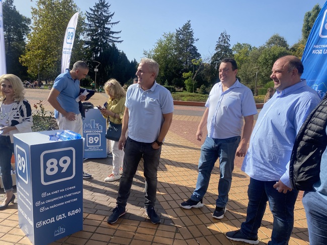 Петър Москов, лидер на КОД и Емил Димитров - кандидат за общински съветник от Синя София искат оставката на министър Йоловски