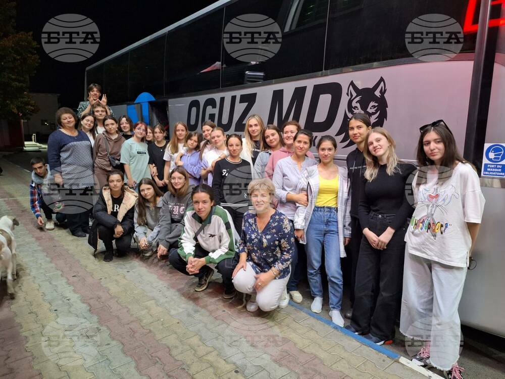 Ученици от Молдова са на езикова практика в България