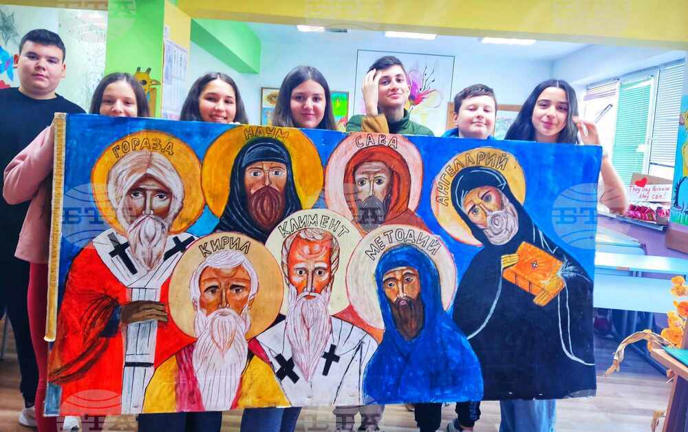 За Деня на будителите ученици от Търговище нарисуваха светите братя Кирил и Методий и учениците им